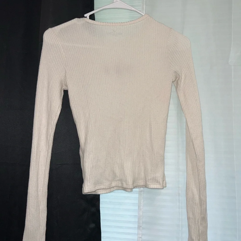 Hollister Cream Long Sleeve Fitted Top with Rose Embroidery Scoop Neck Size XS - Picture 3 of 6